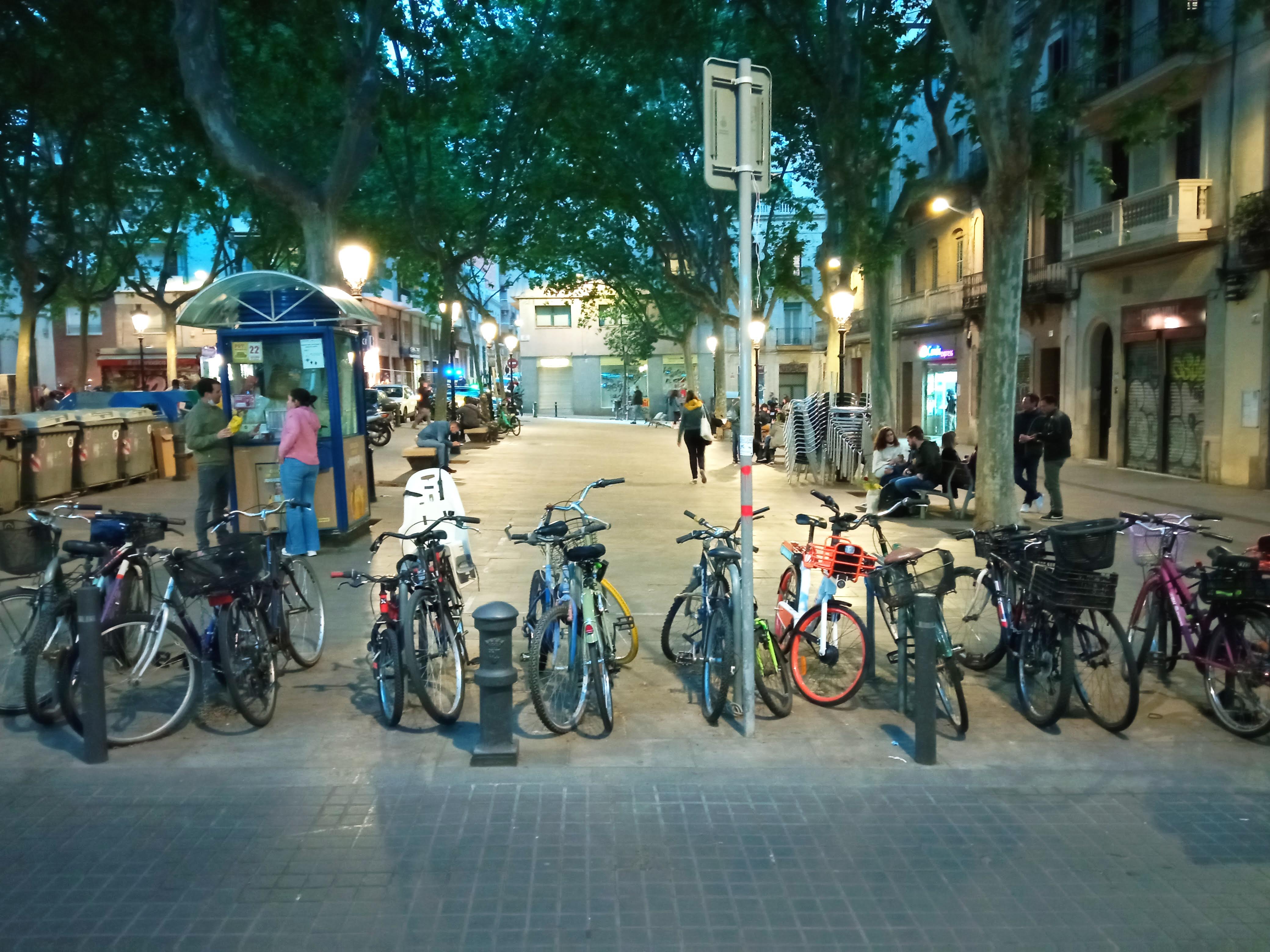 Bicycle Parking Use Patterns, Occupancy and Rotation Rates in the Streets of Barcelona